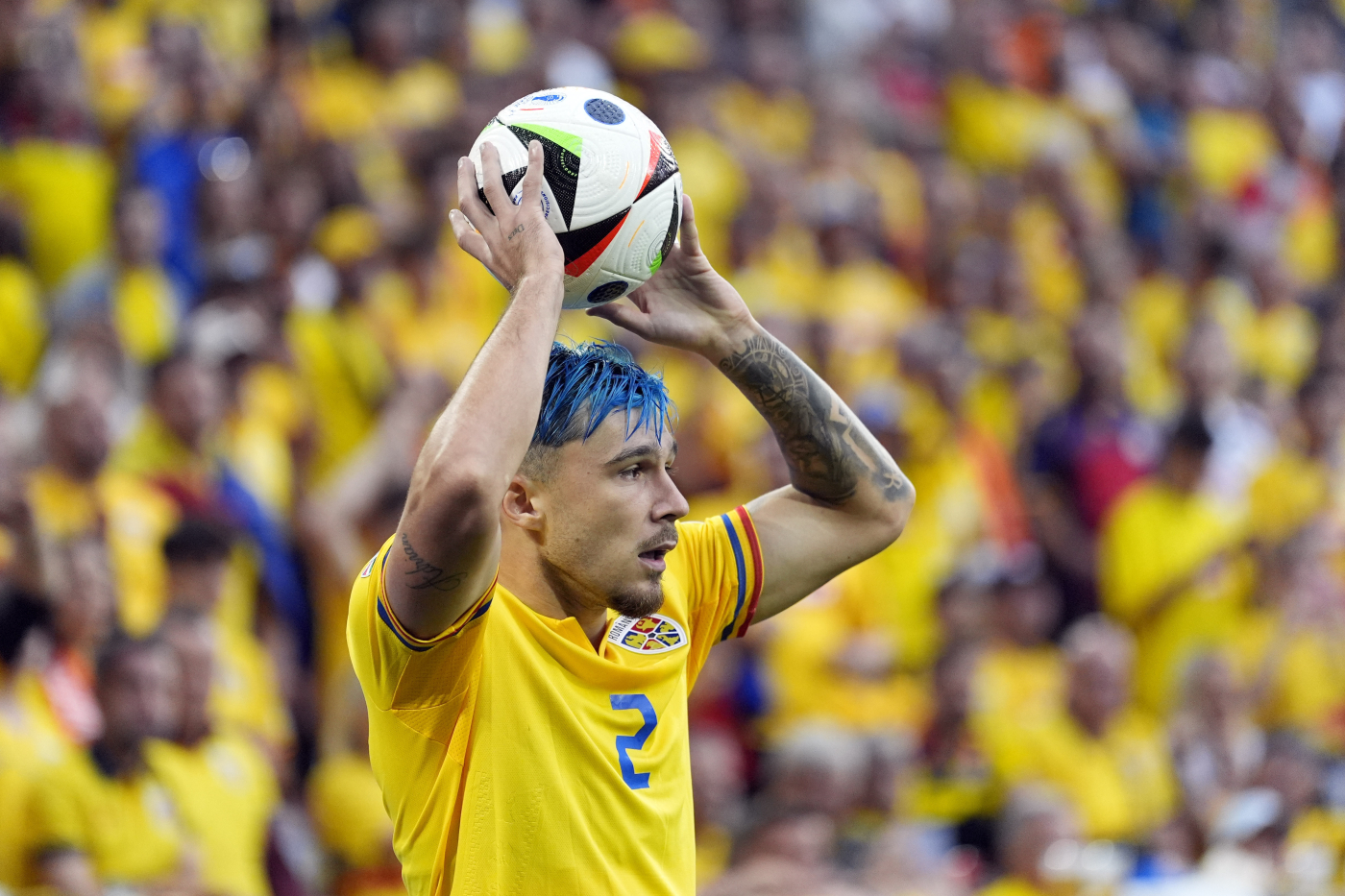 Andrei Ratiu con la maglia della nazionale rumena effettua una rimessa laterale Atalantalive.it