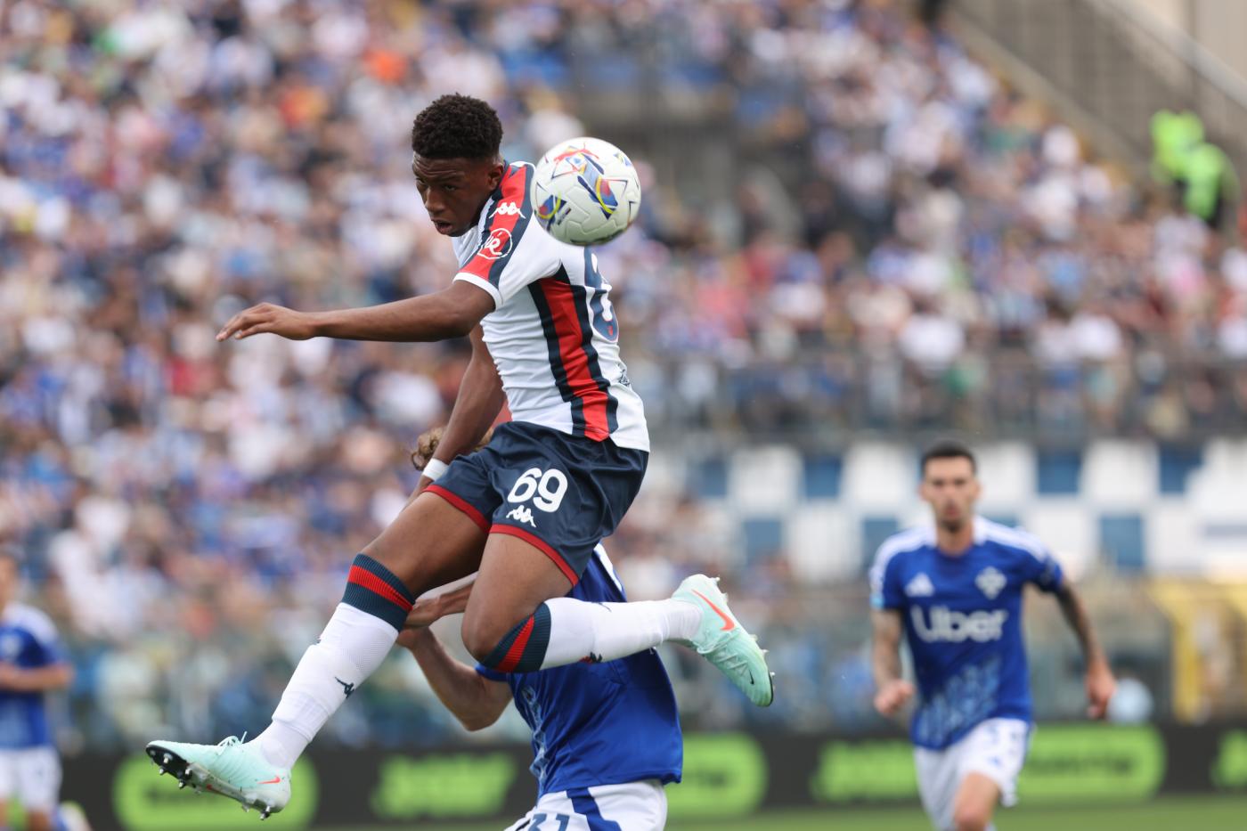 Il difensore Honest Ahanor intercetta un pallone di testa con la maglia del Genoa contro il Como in Serie A Atalantalive.it