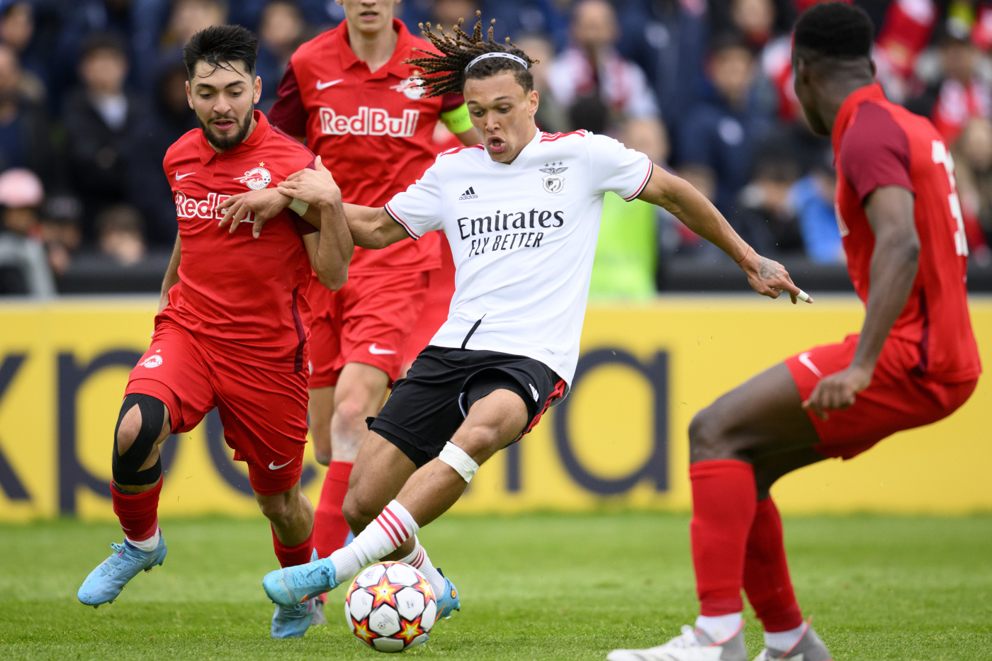 Diego Moreira in campo in Youth League con la maglia del Benfica Atalantalive.it