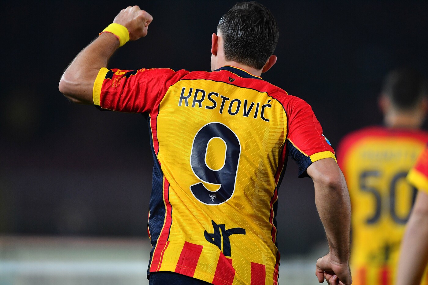 L'attaccante Nikola Krstovic esulta per un gol segnato con la maglia del Lecce Atalantalive.it