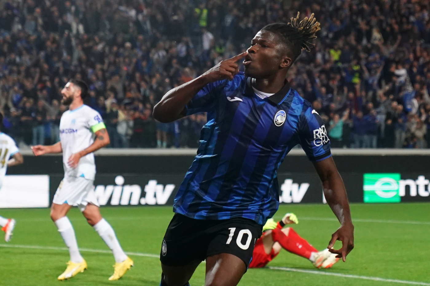 El Bilal Touré esulta dopo un gol segnato in Europa League con la maglia dell'Atalanta Atalantalive.it
